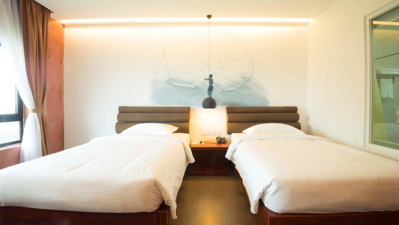 Almond Hotel Bassac River Phnom Penh Exterior foto