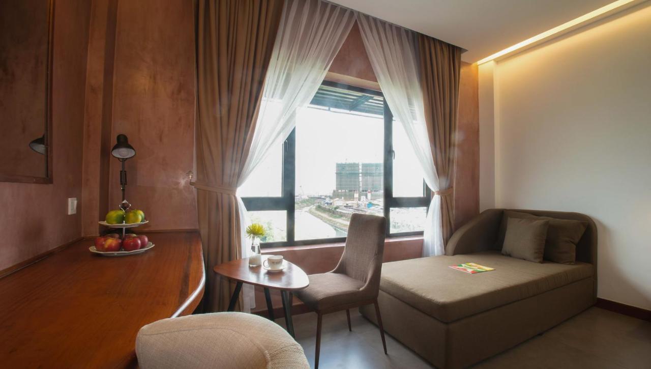 Almond Hotel Bassac River Phnom Penh Exterior foto